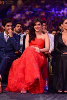 Kriti Sanon feet photo thumbnail