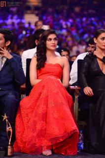 Kriti Sanon feet photo thumbnail