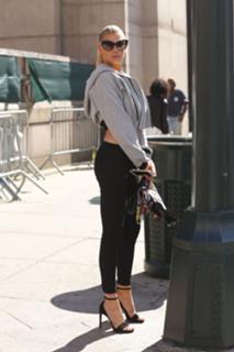 Charlotte McKinney feet photo thumbnail