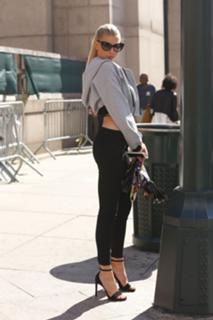 Charlotte McKinney feet photo thumbnail
