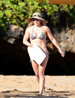 Hilary Duff feet photo thumbnail