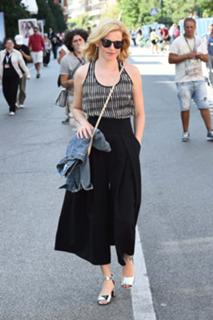 Elizabeth Banks feet photo thumbnail