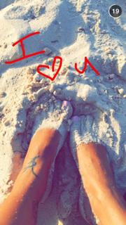 Vida Guerra feet photo thumbnail