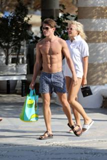 Pixie Lott feet photo thumbnail