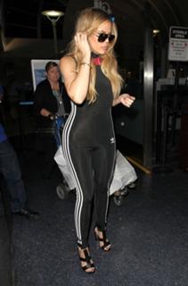 Khloé Kardashian feet photo thumbnail