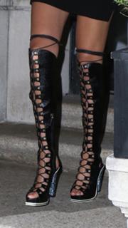 Gigi Hadid feet photo thumbnail