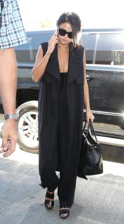 Selena Gomez feet photo thumbnail