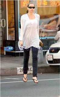 Minnie Driver feet photo thumbnail