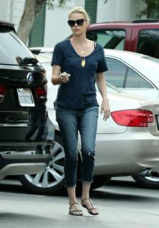 Charlize Theron feet photo thumbnail