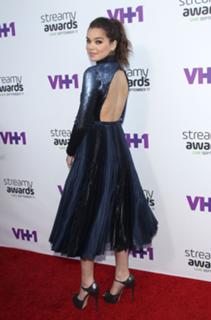 Hailee Steinfeld feet photo thumbnail