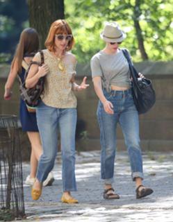 Scarlett Johansson feet photo thumbnail
