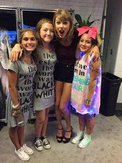 Taylor Swift feet photo thumbnail