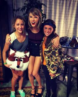 Taylor Swift feet photo thumbnail