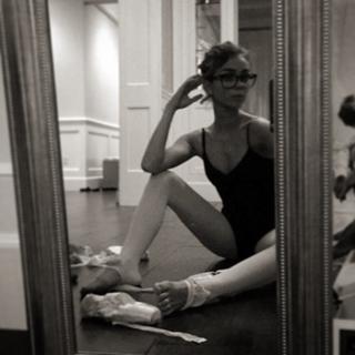 Sarah Hyland feet photo thumbnail