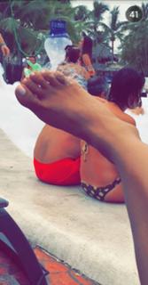 Vida Guerra feet photo thumbnail