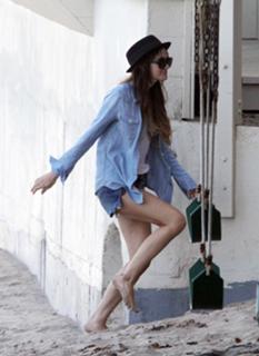 Ashlee Simpson feet photo thumbnail