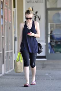 Dakota Fanning feet photo thumbnail