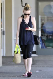 Dakota Fanning feet photo thumbnail