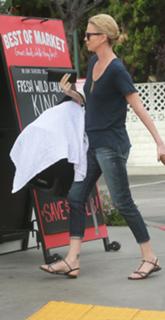 Charlize Theron feet photo thumbnail