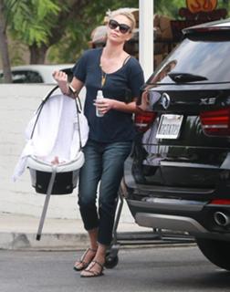 Charlize Theron feet photo thumbnail