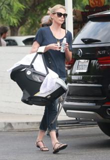 Charlize Theron feet photo thumbnail