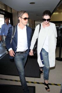 Anne Hathaway feet photo thumbnail