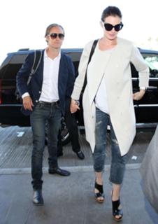 Anne Hathaway feet photo thumbnail