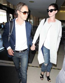 Anne Hathaway feet photo thumbnail