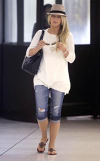 Julianne Hough feet photo thumbnail