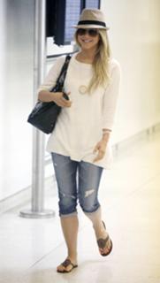 Julianne Hough feet photo thumbnail
