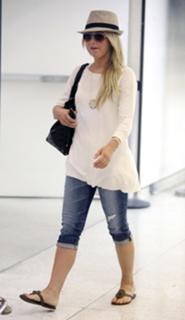 Julianne Hough feet photo thumbnail