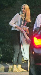 Claudia Schiffer feet photo thumbnail