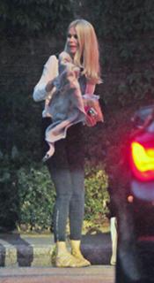 Claudia Schiffer feet photo thumbnail