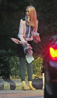 Claudia Schiffer feet photo thumbnail