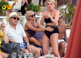 Pixie Lott feet photo thumbnail