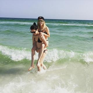 Emma Roberts feet photo thumbnail