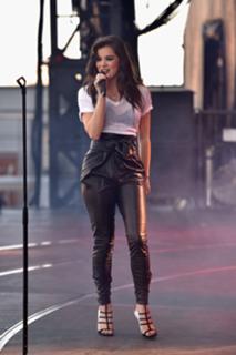 Hailee Steinfeld feet photo thumbnail