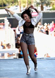 Demi Lovato feet photo thumbnail