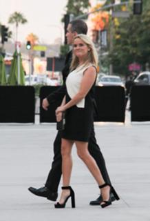 Reese Witherspoon feet photo thumbnail