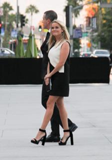 Reese Witherspoon feet photo thumbnail