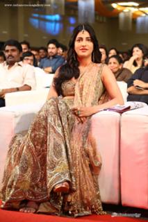 Shruti Haasan feet photo thumbnail