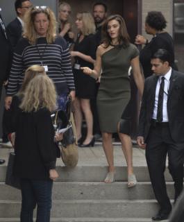 Rachel Weisz feet photo thumbnail