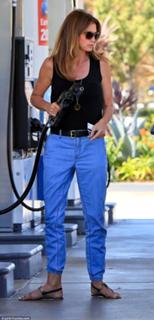 Cindy Crawford feet photo thumbnail