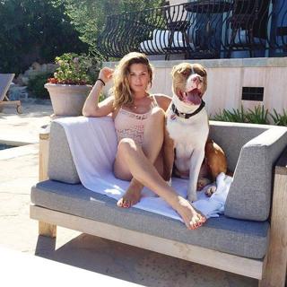 Daisy Fuentes feet photo thumbnail