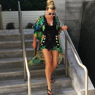 Daisy Fuentes feet photo thumbnail