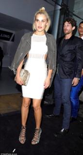 Ashley Roberts feet photo thumbnail