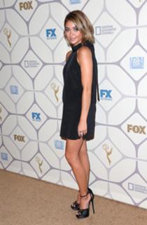 Sarah Hyland feet photo thumbnail