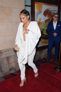 Jennifer Lopez feet photo thumbnail