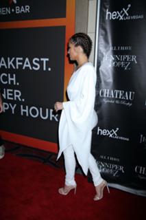 Jennifer Lopez feet photo thumbnail