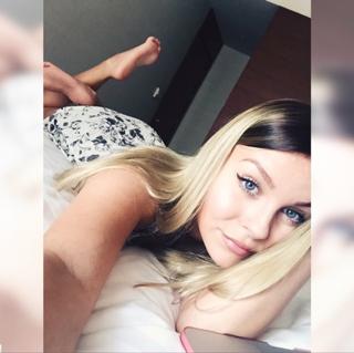 Dagi Bee feet photo 2